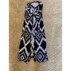 Black and white Aztec print sleeveless cardigan M